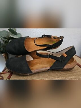 EL NATURALISTA Wakataua Nobuck Leather Lavado Kaki Closed-Toe Sandals!